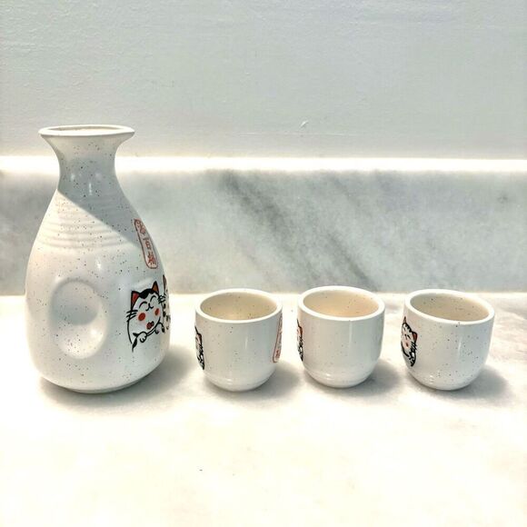 Lucky Cat Japanese 1 Tokkuri Bottle and 3 Ochoko Cups  Ceramic Sake Set Cream OS - Picture 4 of 5